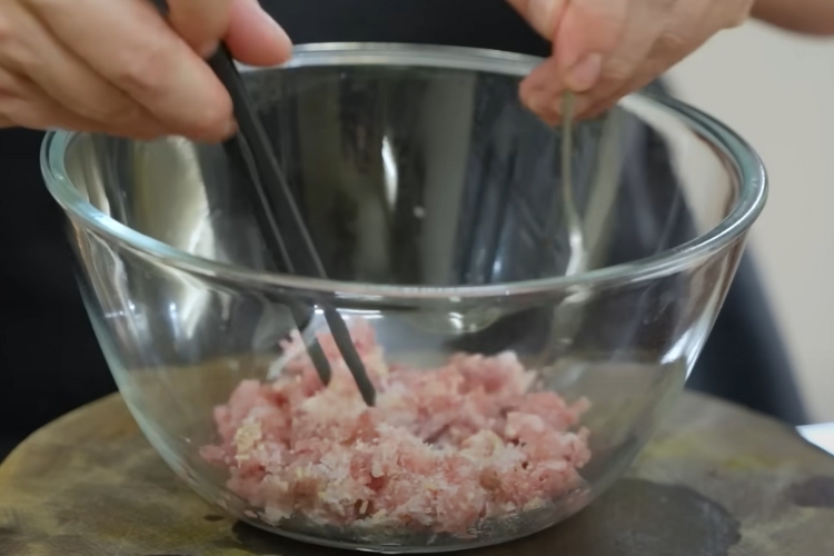 Bước 2: Ướp thịt băm