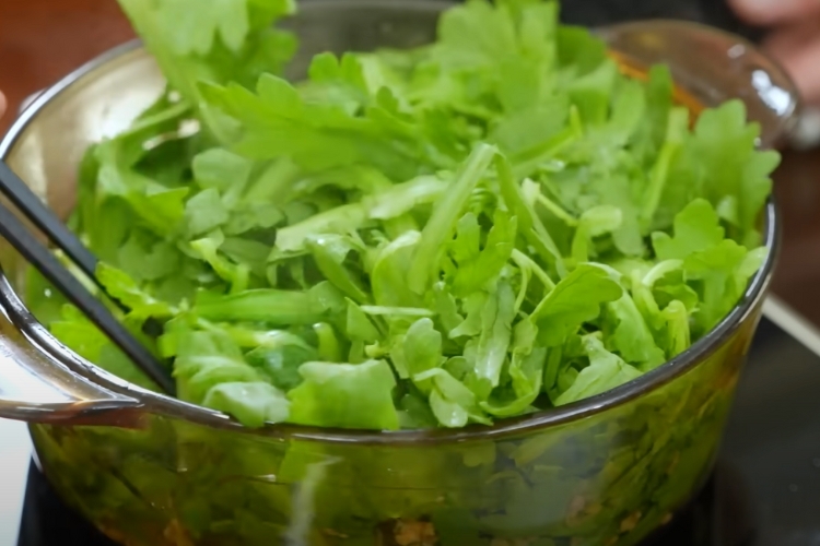 Bước 3: Nấu canh cải cúc thịt băm