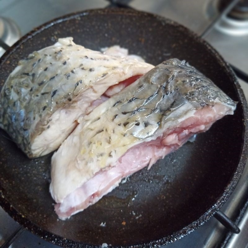 Chiên sơ cá trước khi thực hiện cách nấu canh cá khế