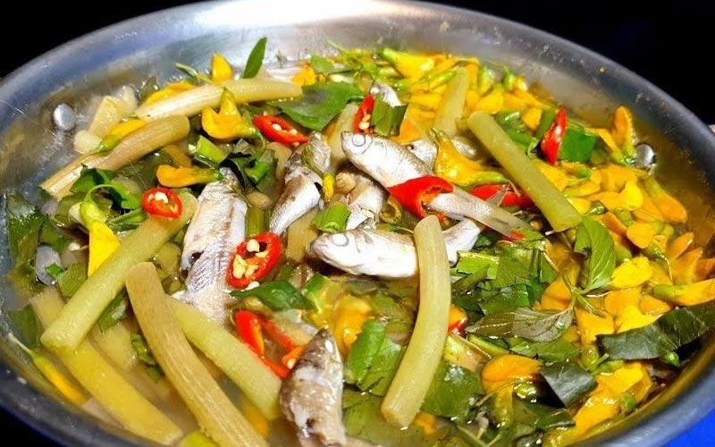 Món canh chua cá chốt với bông súng