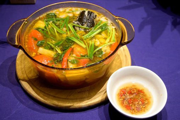 Vào bếp nấu canh chua cá lăng rau nhút dân dã đậm chất miền Tây, ăn với ...