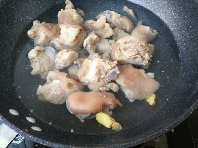 Canh giò heo hầm củ dền 3