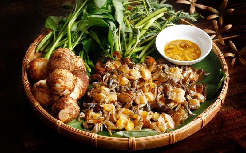 Sơ chế cua đồng làm canh khoai sọ rau rút nấu cua