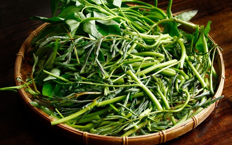 Sơ chế rau làm canh khoai sọ rau rút nấu cua