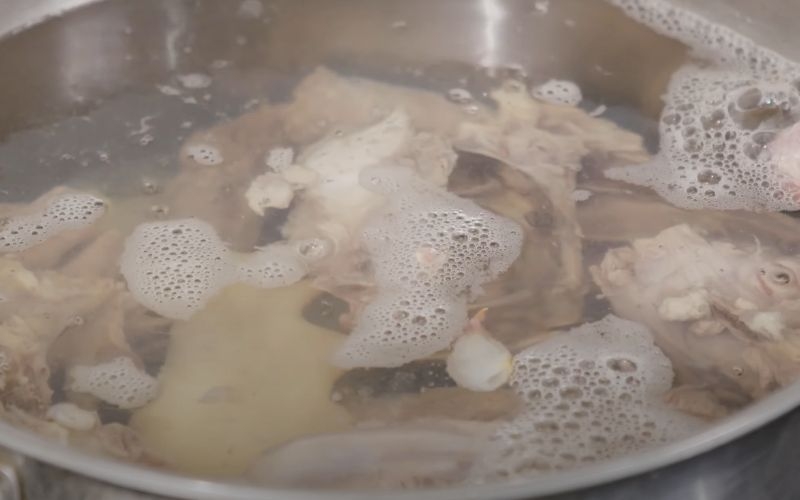 Ninh nước dùng nấu canh nấm kim châm
