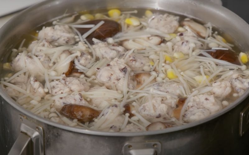 Nấu canh nấm kim châm