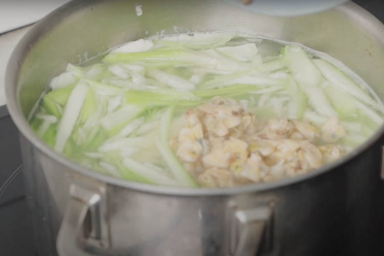 canh nghêu nấu bầu 6