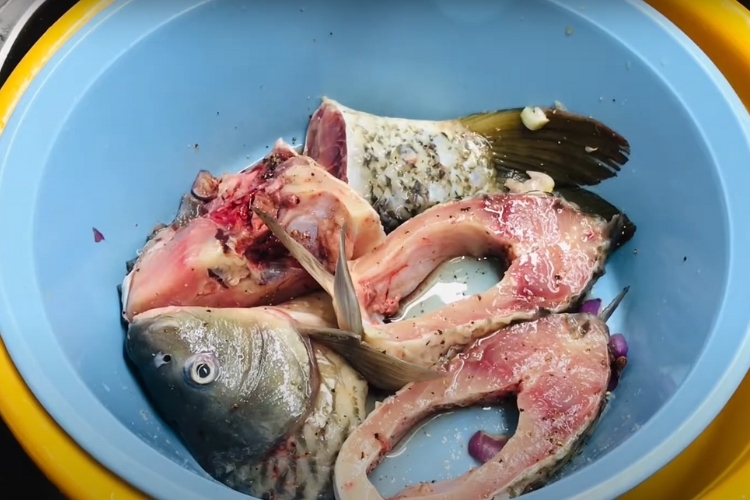 Bước 2: Ướp thịt cá chép
