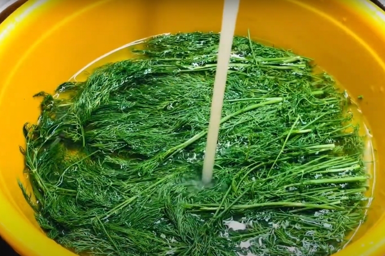 Bước 3: Sơ chế các nguyên liệu khác