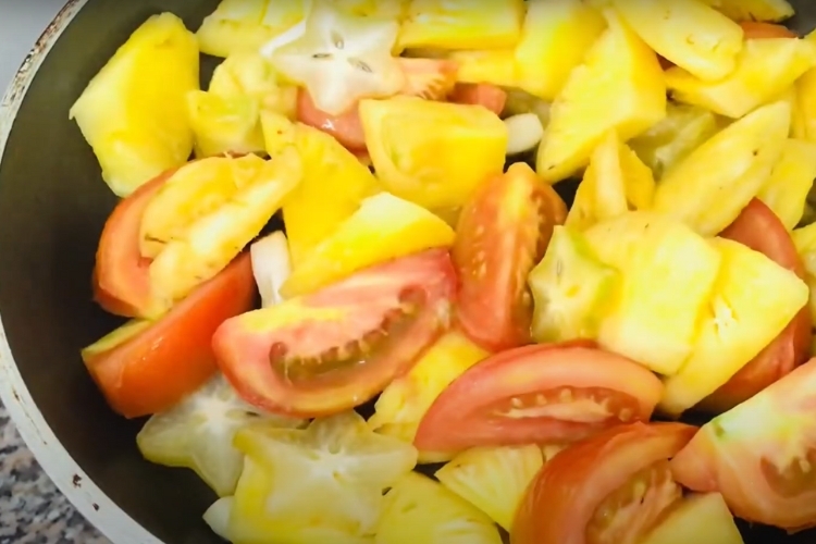 Bước 4: Xào thơm, cà chua, khế