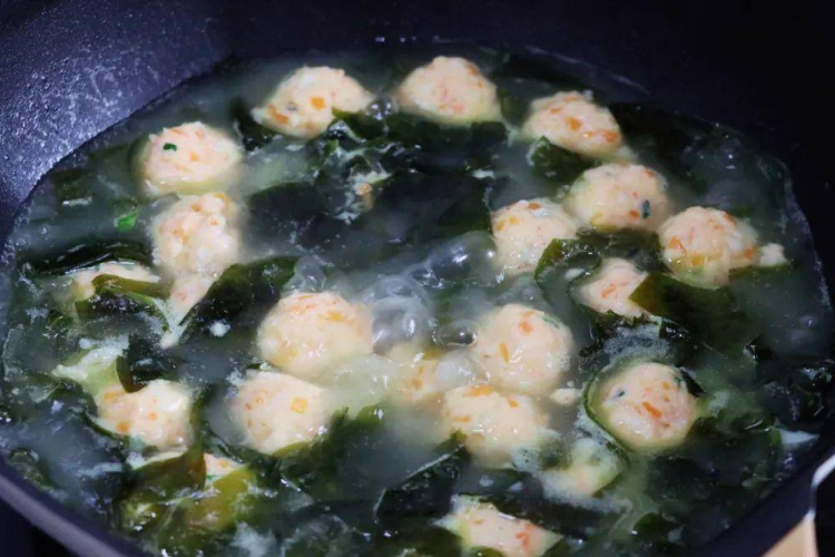 Canh rong biển nấu tôm viên hình 5