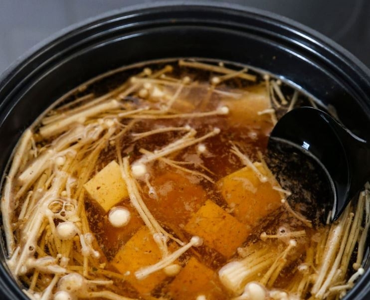 Canh rong biển thịt bò đậu hũ nấm kim châm 4