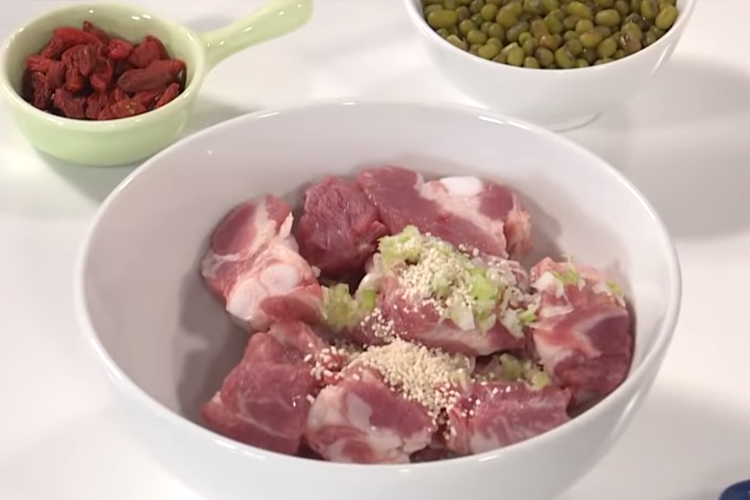 Canh sườn non nha đam và đậu xanh 3