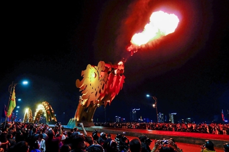 Cầu Rồng phun lửa mấy giờ 2