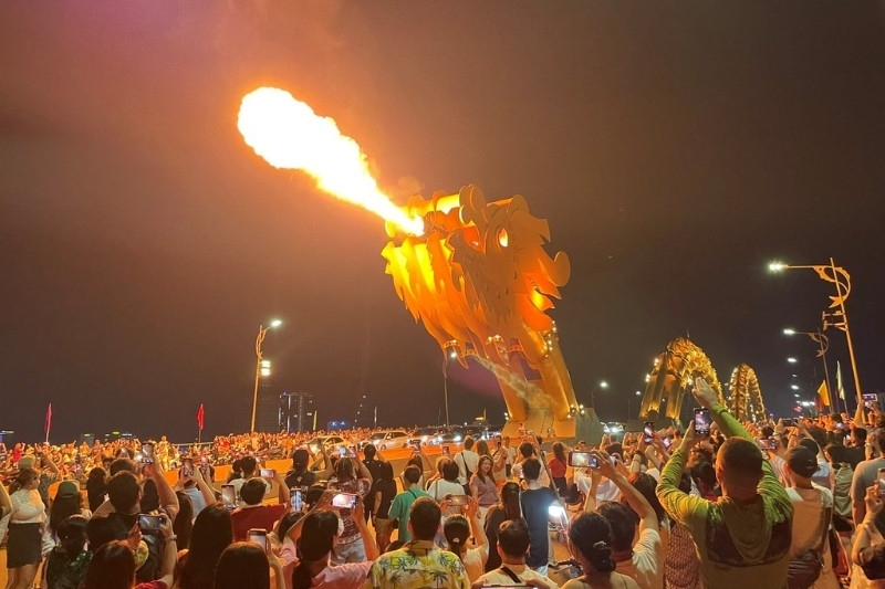 Cầu Rồng phun lửa mấy giờ 3