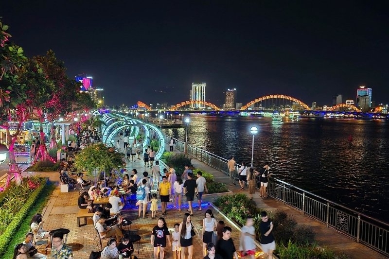 Cầu Rồng phun lửa mấy giờ 4