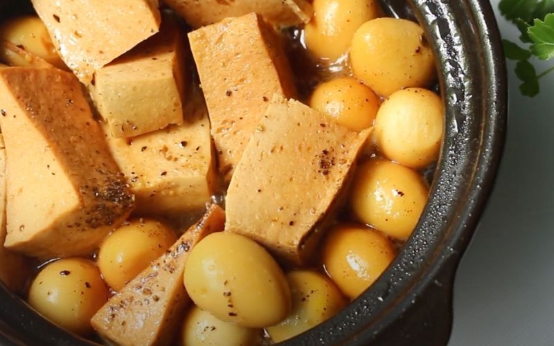 Chả lụa kho trứng cút