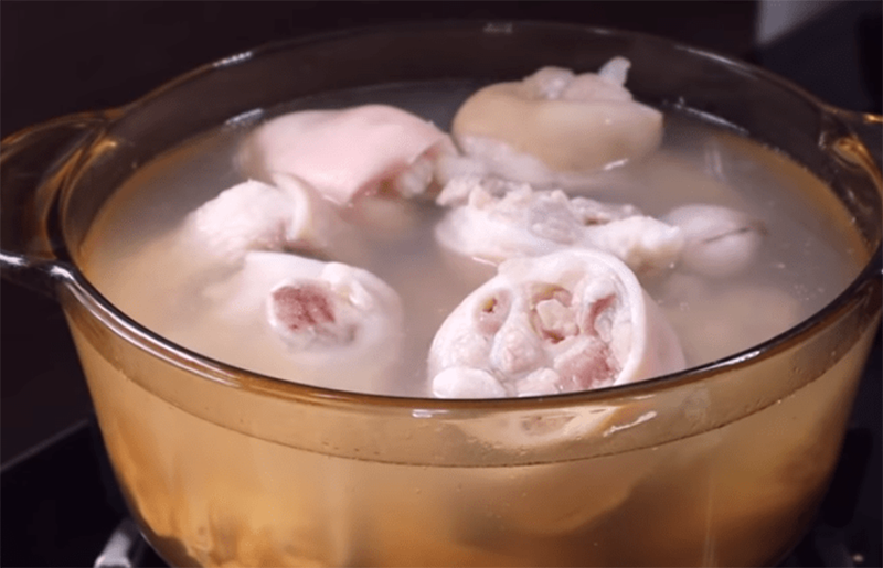 chân giò hầm bí đỏ (hình 4)