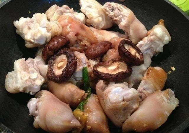 chân giò hầm nấm 4