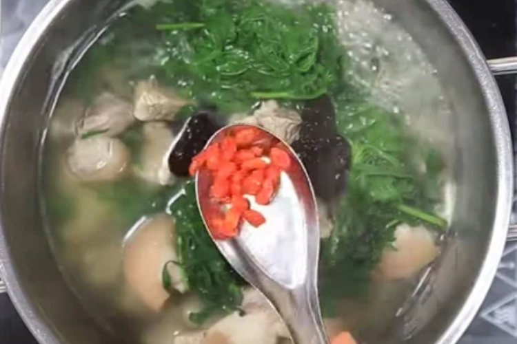 Chân giò hầm ngải cứu hình 5