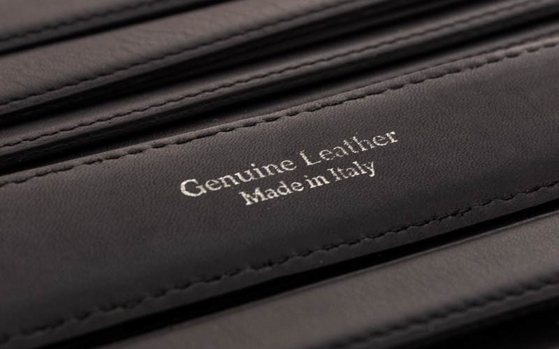 “Genuine” diễn tả sự chân thật xuất phát từ bên trong, nhấn mạnh cảm xúc hoặc thái độ là thật