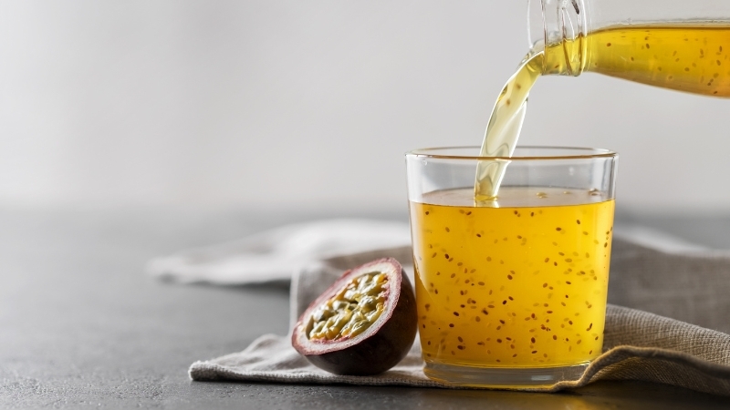 Cách pha chanh dây mật ong hạt chia giải nhiệt 2