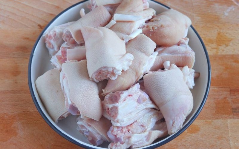 Sơ chế nguyên liệu làm chân giò truyền thống