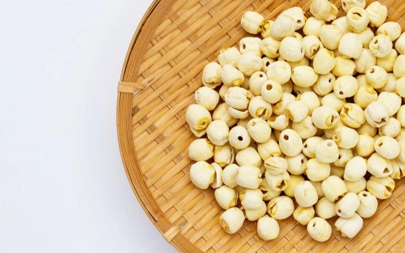 Sơ chế nguyên liệu làm cháo chân giò hạt sen