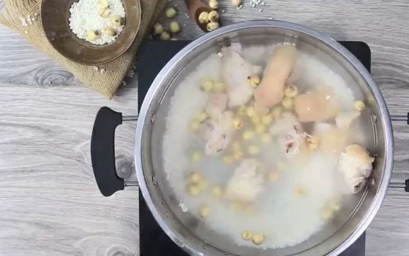 Nấu cháo chân giò hạt sen