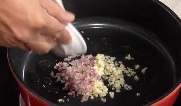 Bước 2: Xào thịt nhum