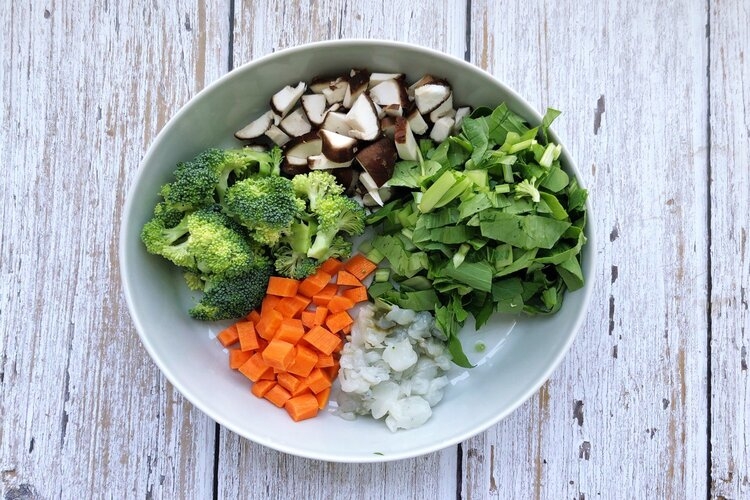 Cháo tôm nấu với rau gì? Gợi ý cách kết hợp tôm và các loại rau củ cho bé ăn dặm thơm ngon, bổ dưỡng