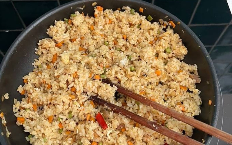 Chia sẻ cách làm cơm chiên sả ớt đơn giản (hình 6)