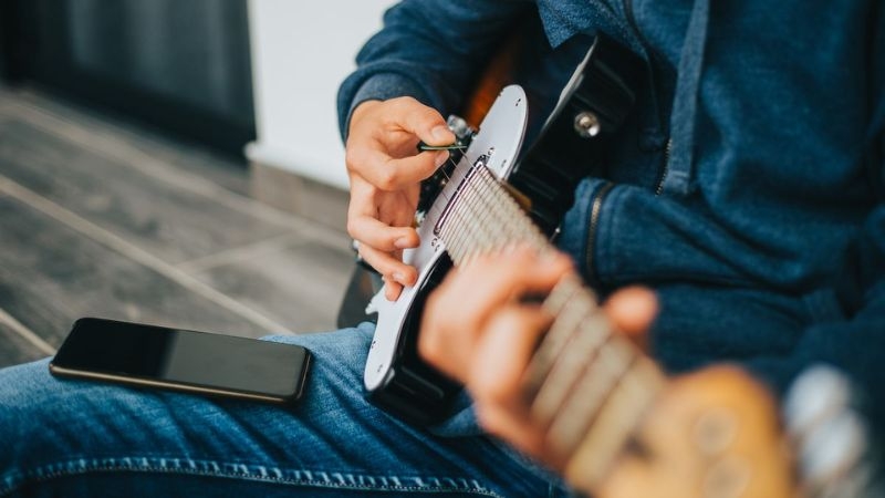lên dây đàn guitar bằng điện thoại 1