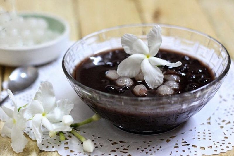 Cho đá lạnh vào nấu chè đậu ảnh 1