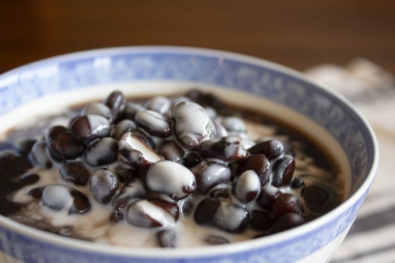 Cho đá lạnh vào nấu chè đậu ảnh 3