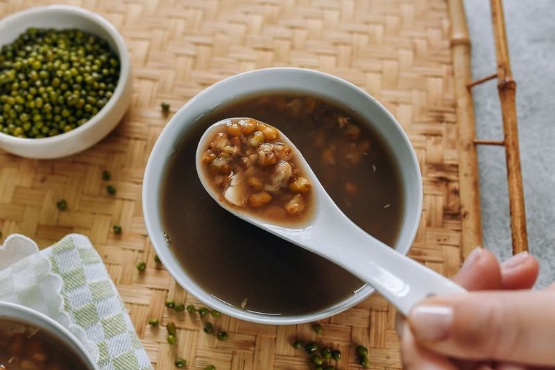 Cho đá lạnh vào nấu chè đậu ảnh 5