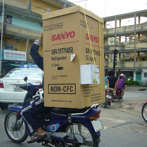 Chở máy giặt bằng xe máy