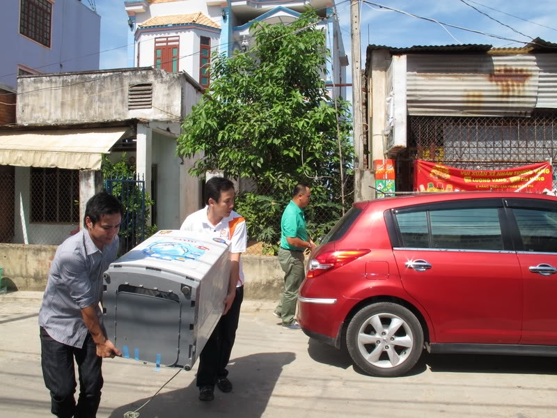 Chở máy giặt bằng xe máy