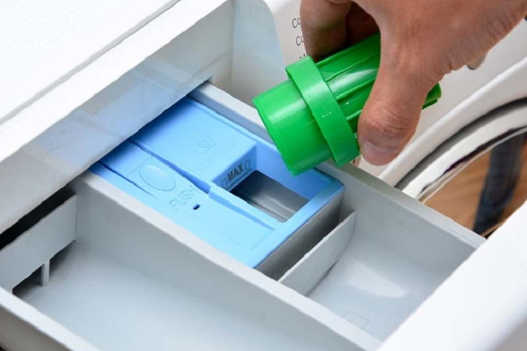 cho nước xả vào máy giặt LG hình 4