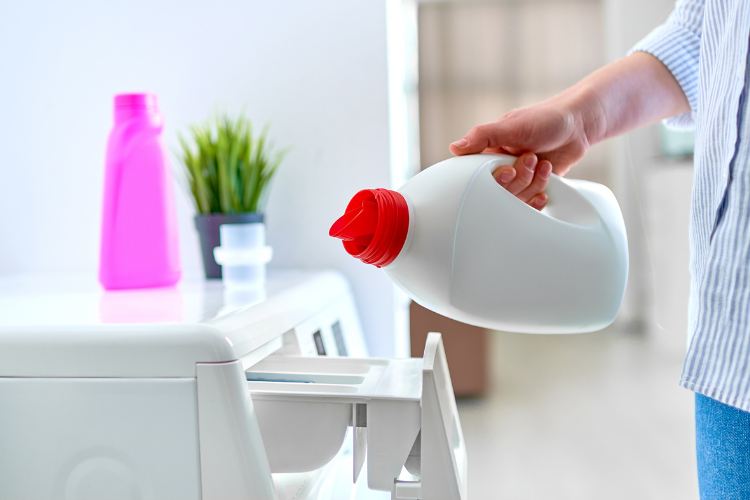 cho nước xả vào máy giặt LG hình 5