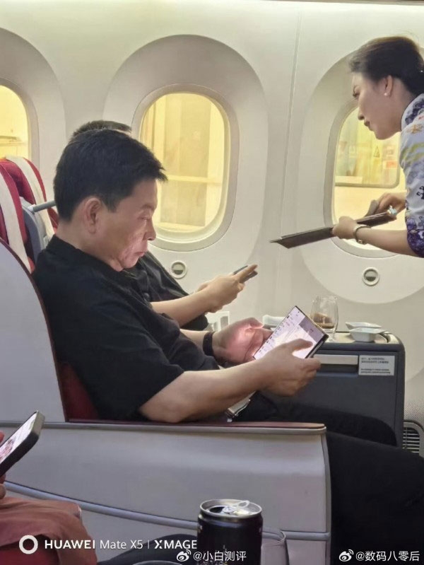 Mẫu flagship mới trên tay chủ tịch Huawei