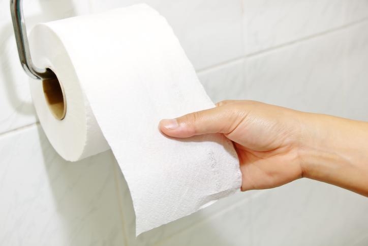 Có nên bỏ giấy vệ sinh vào bồn cầu không 5