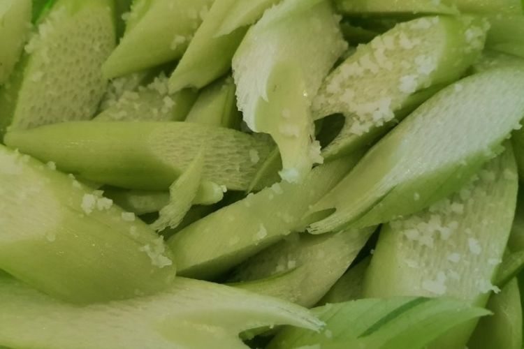 Có nên bóp muối dọc mùng trước khi nấu