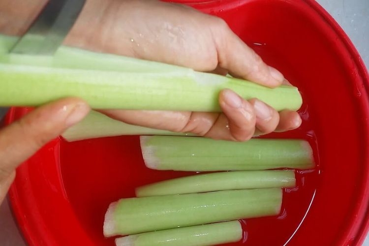 Có nên bóp muối dọc mùng trước khi nấu