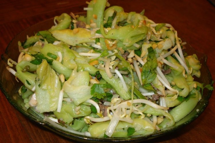 Có nên bóp muối dọc mùng trước khi nấu