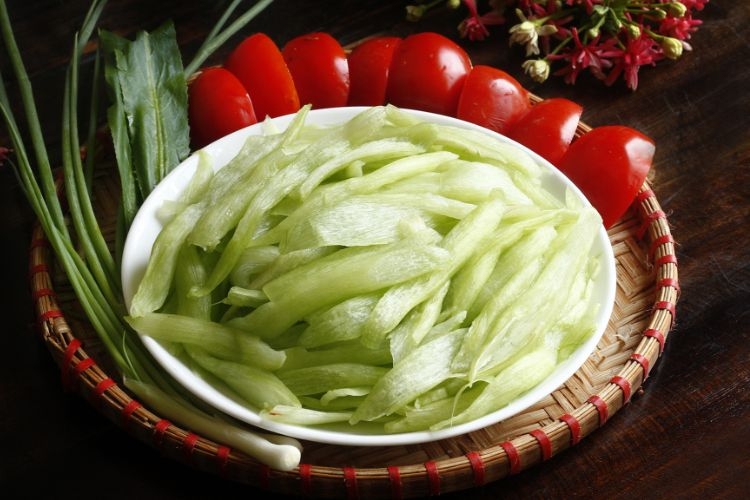 Có nên bóp muối dọc mùng trước khi nấu