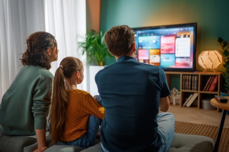 c&oacute; n&ecirc;n để m&agrave;n h&igrave;nh tivi qu&aacute; s&aacute;ng 3