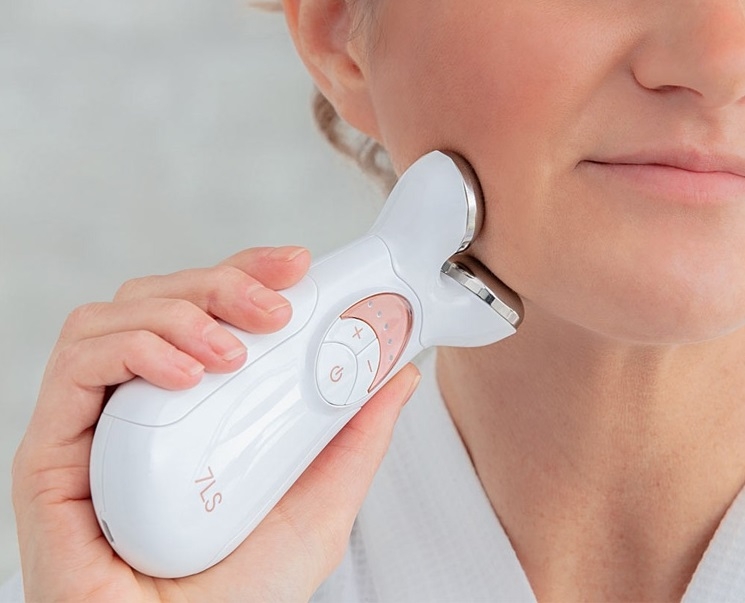 có nên dùng máy nâng cơ mặt không 8