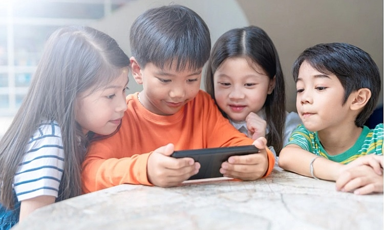 Có nên mua điện thoại cho trẻ 10 tuổi dùng không 3