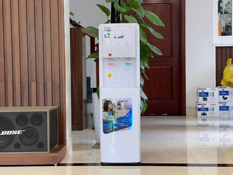 Có nên sử dụng cây nước nóng lạnh trong nhà ảnh 2